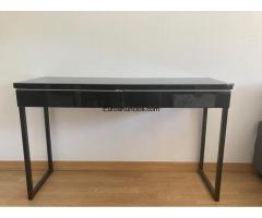 Mueble / escritorio de color negro
