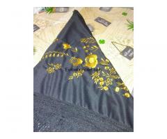Mantón  bordado  negro  y  oro  180  € - 3/10