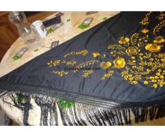 Mantón  bordado  negro  y  oro  180  € - 4/10