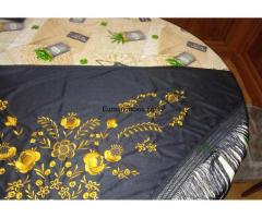 Mantón  bordado  negro  y  oro  180  € - 5/10