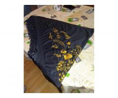 Mantón  bordado  negro  y  oro  180  € - 6/10