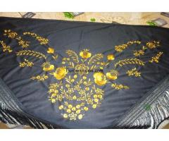 Mantón  bordado  negro  y  oro  180  € - 10/10