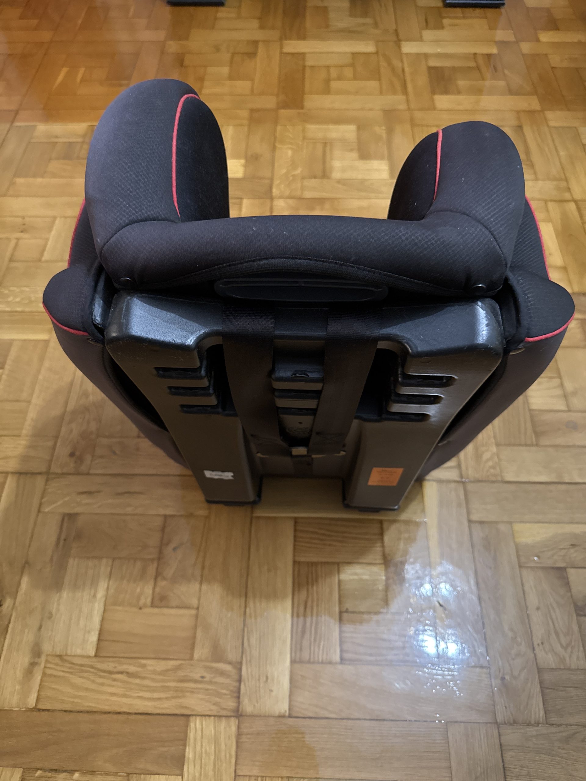 Vendo silla para coche , semi nuevo .