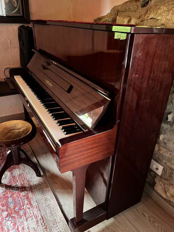 Vendo piano vertical yamaha en perfecto estad