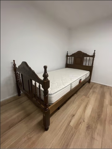Cama de madera con colchón