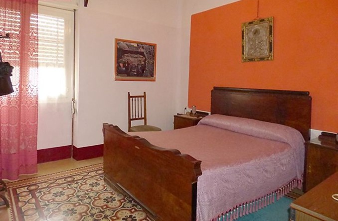 Casa plurifamiliar sin vecinos y con garajes en el centro de la ciudap