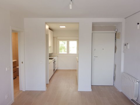 Montador de suelos de maderas laminados vinilos spc