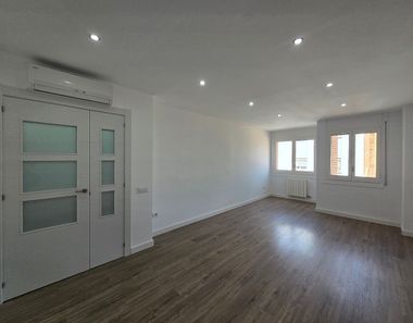 Montador de suelos de maderas laminados vinilos spc